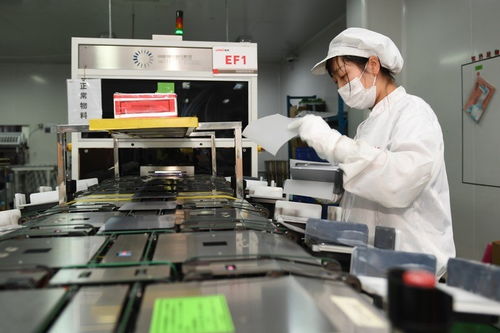 追風逐日 西部新能源基地建設策馬揚鞭，新興能源技術研發(fā)開啟綠色新篇章